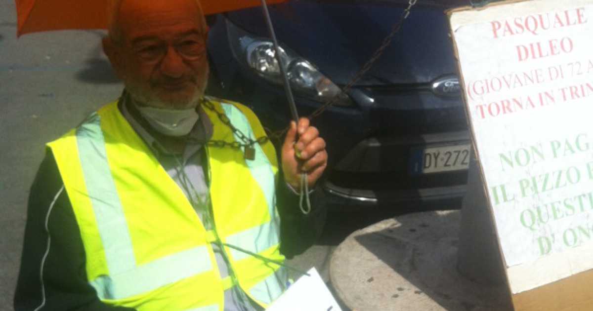 No al pizzo: 72enne si lega a un palo davanti alla Prefettura
